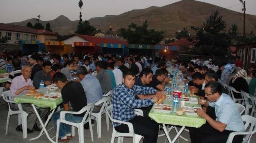 Bitlis Belediyesi 2 Ayrı Yerde İftar &Ccedil;adırı Kurdu