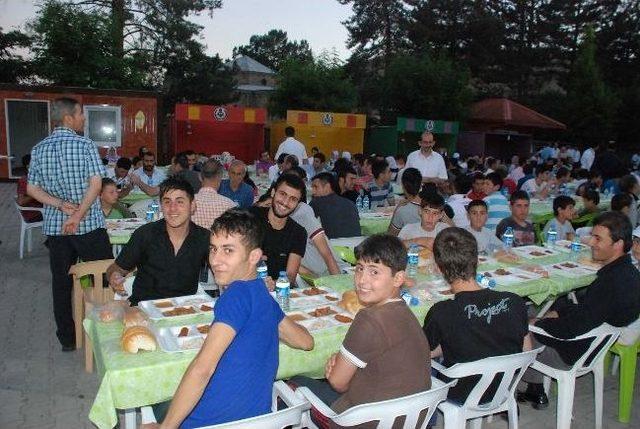 Bitlis Belediyesi 2 Ayrı Yerde İftar Çadırı Kurdu