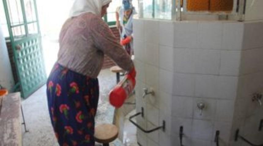 Burhaniye&rsquo;de Camilere Belediye Temizliği