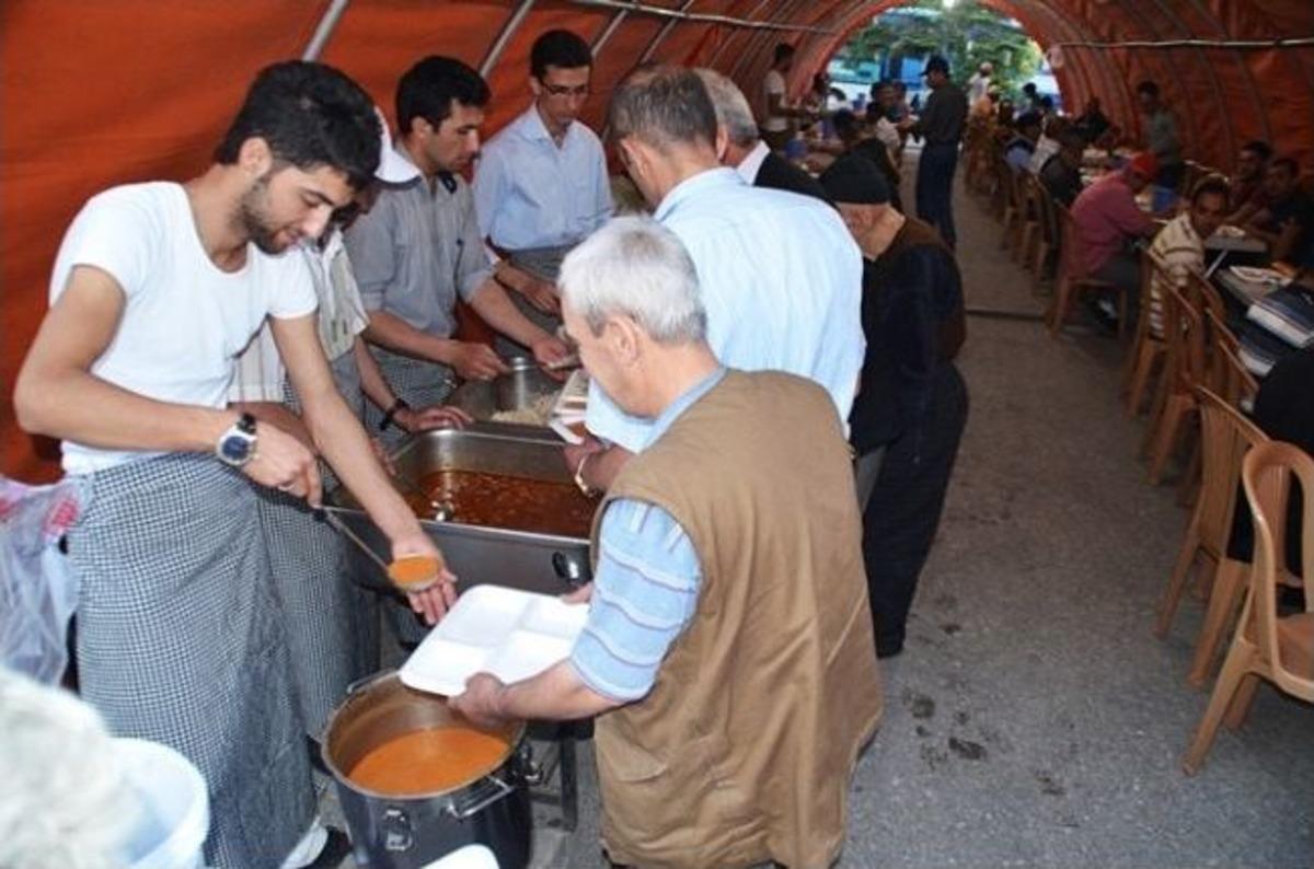 Tosya&rsquo;da Son Defa Kurulan İftar &Ccedil;adırına Sazı Eline Alan Geldi