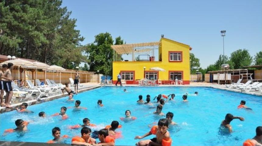 Yenişehir Belediyesi Yaz Kursu &Ouml;ğrencilerine Havuz Keyfi Yaşattı