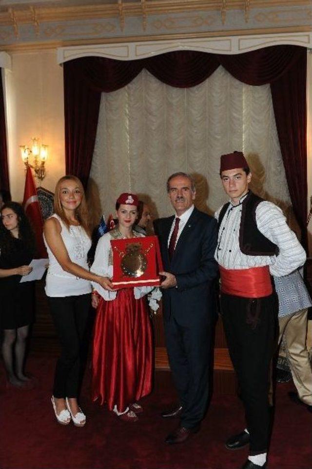 Başkan Altepe Yabancı Dansçıları Ağırladı