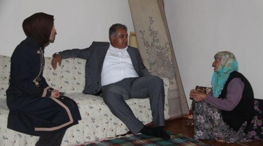 Vali Tekinarslan İlk İftarını Fatma Teyze&rsquo;nin Evinde A&ccedil;tı