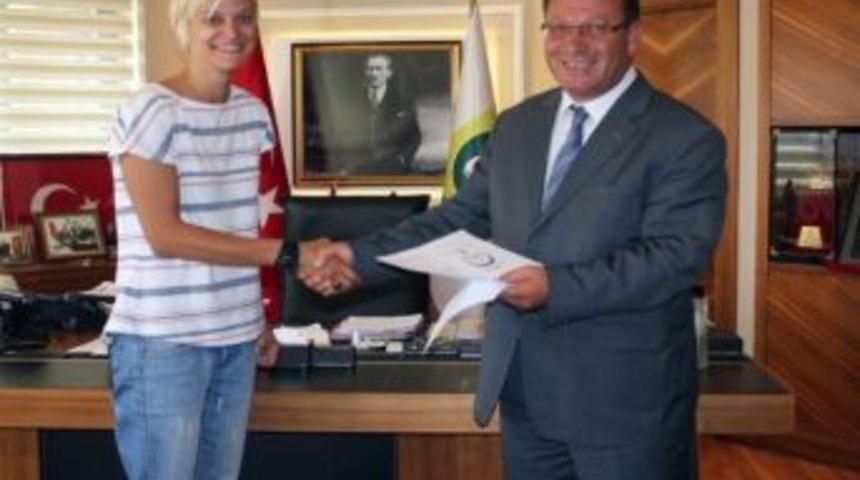 Aslı T&uuml;rker, S&ouml;zleşme Yeniledi