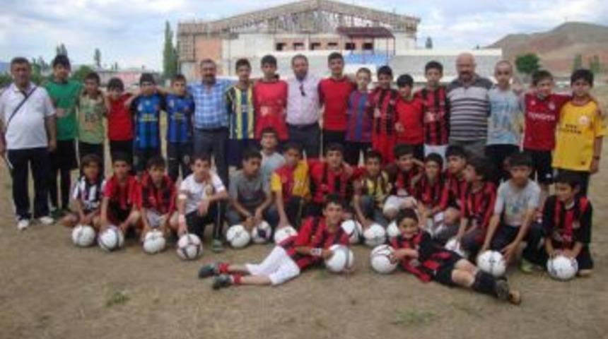 Has Iğdır Turizm Kağızmanspor&rsquo;a 30 futbol topu aldı