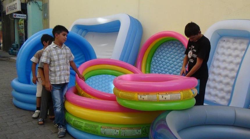 Batmanlı &Ccedil;ocuklar Şişme Havuzlarda Serinliyor