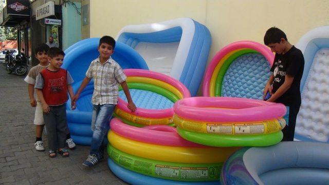 Batmanlı &Ccedil;ocuklar Şişme Havuzlarda Serinliyor 1