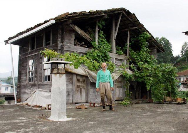 Babasından Kalan Eski Evi Yıkmaya Gönlü Elvermeyince