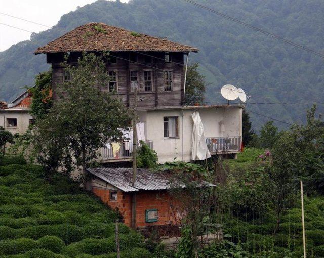 Babasından Kalan Eski Evi Yıkmaya Gönlü Elvermeyince