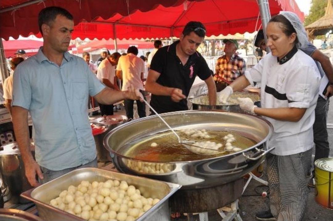 İftar &Ccedil;adırında 2 Bin Kişi İftarını A&ccedil;tı
