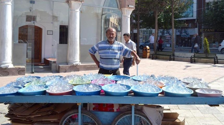 Ge&ccedil;imini 44 Senedir Bardak Satarak Sağlıyor