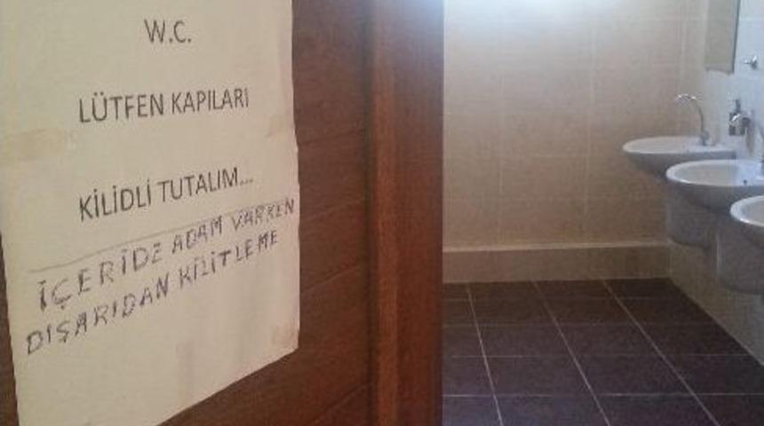 Tuvalet Kapısına Yazılan Not Şaşırttı