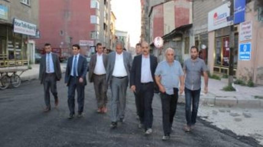 Protokol, Vali Konağı Caddesi'ndeki Asfaltlama &Ccedil;alışmalarını Inceledi