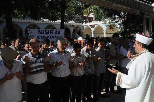 Ölen Mısırlılar İçin Gıyabi Cenaze Namazı