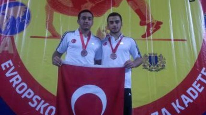 Bursalı G&uuml;reş&ccedil;iler Karadağ'dan Madalya Ile D&ouml;nd&uuml;ler