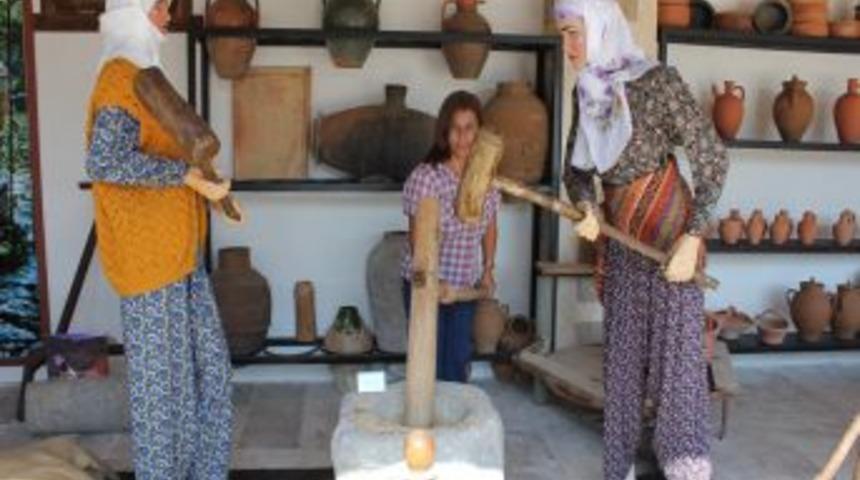 Evrenseki'de Dibekte Keşkeklik Buğday D&ouml;v&uuml;m&uuml; Uygulamalı G&ouml;steriliyor