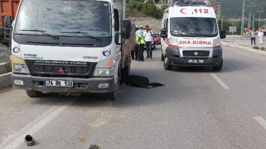 Kamyon altında kalarak can verdi