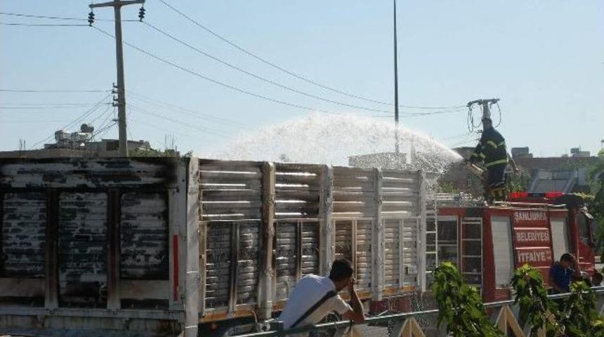 Seyir Halindeki Tır&rsquo;ın Dorsesi Yandı