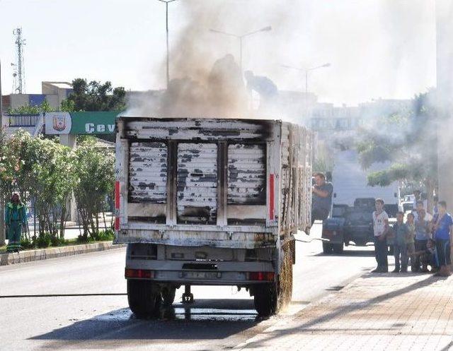 Seyir Halindeki Tır’ın Dorsesi Yandı