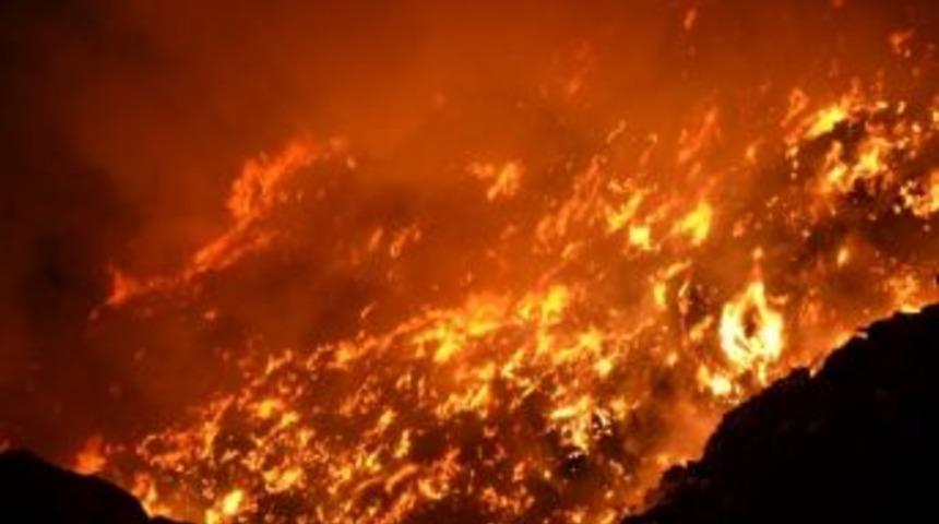 İzmir&rsquo;de &Ccedil;&ouml;p Depolama Alanında Yangın