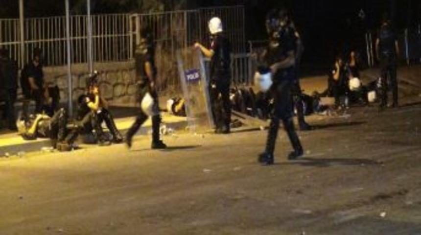 Hatay'daki g&ouml;sterilerde 3 polis yaralandı