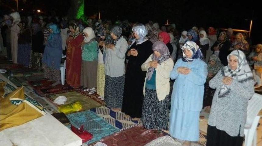 Yıldızlar Altında Teravih Namazı