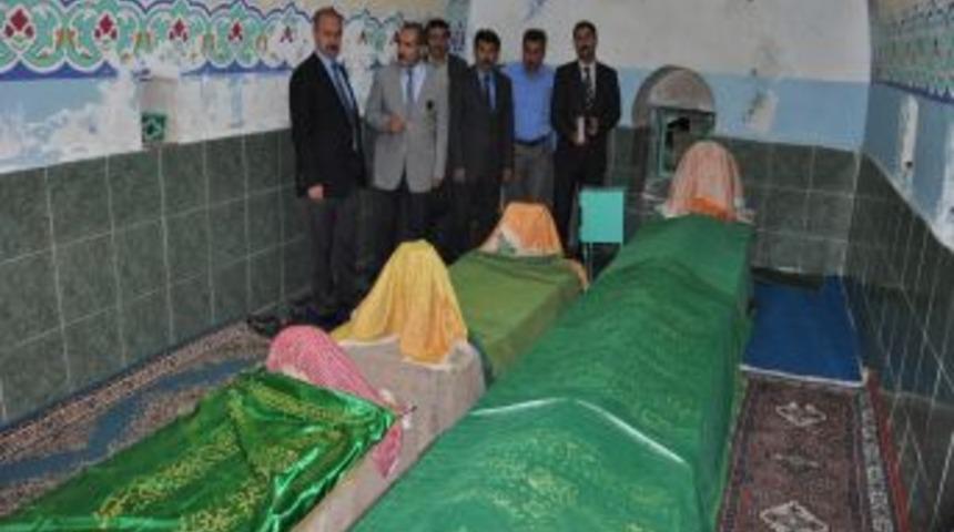 Vali B&uuml;y&uuml;kersoy, Abdulvahap Gazi T&uuml;rbesi'ni Ziyaret Etti