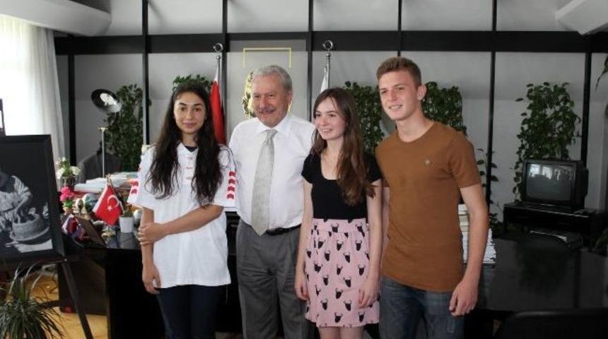 Salihli'de Başkan Okay, T&uuml;rkiye 12.si &Ouml;ğrenciyi Kabul Etti