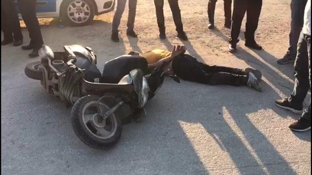 Kaçak motosikletlinin yakınları ile polis arasında arbede: 3'ü polis 4 yaralı