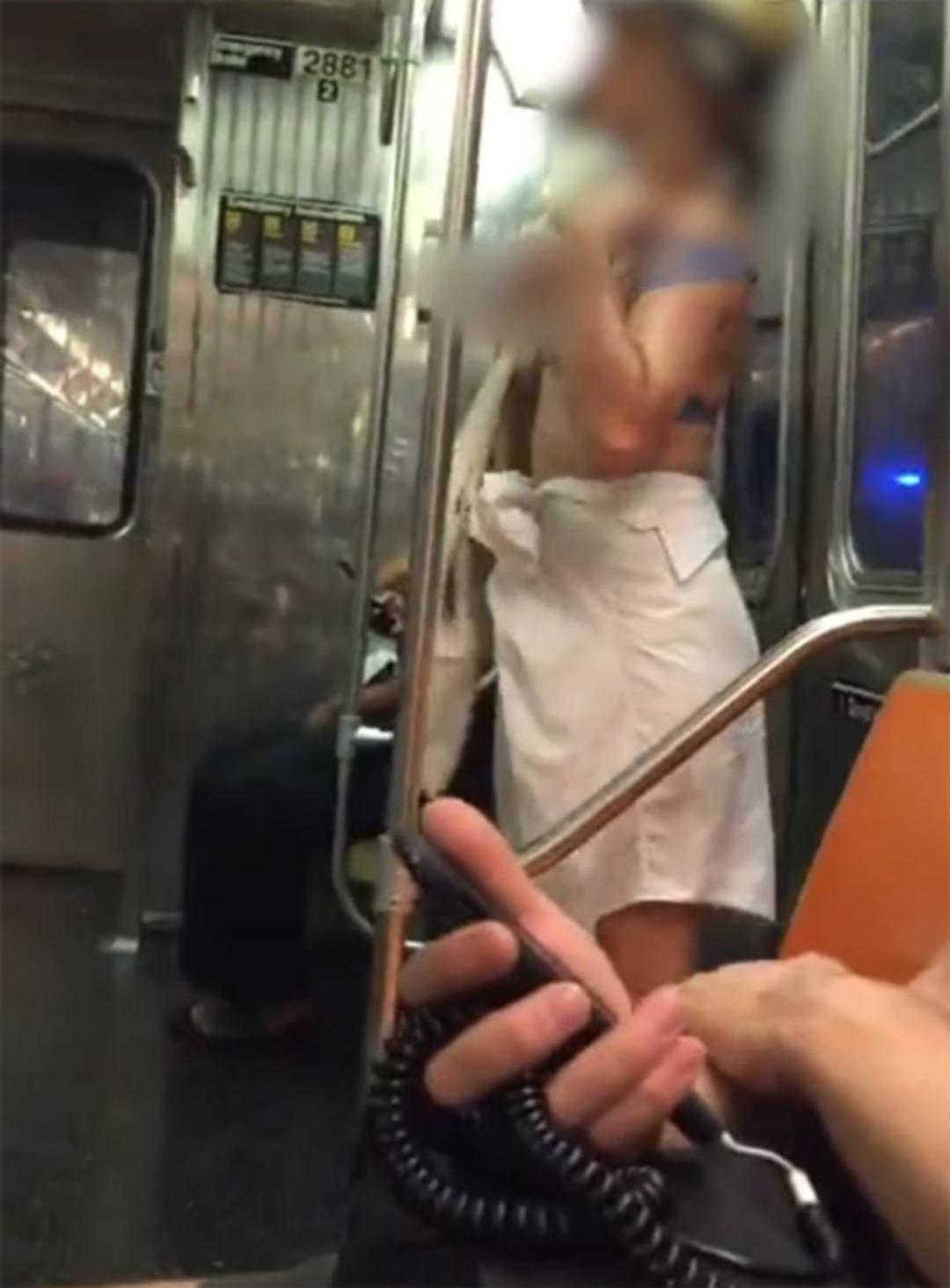 Metroda şaşkın &ccedil;eviren g&ouml;r&uuml;nt&uuml;! Bir anda soyunmaya başladı