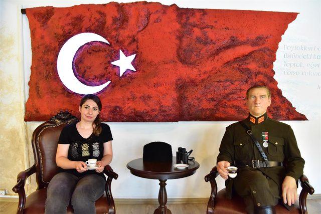 Ata Anı Evi'ne gerçek gibi Atatürk heykeli