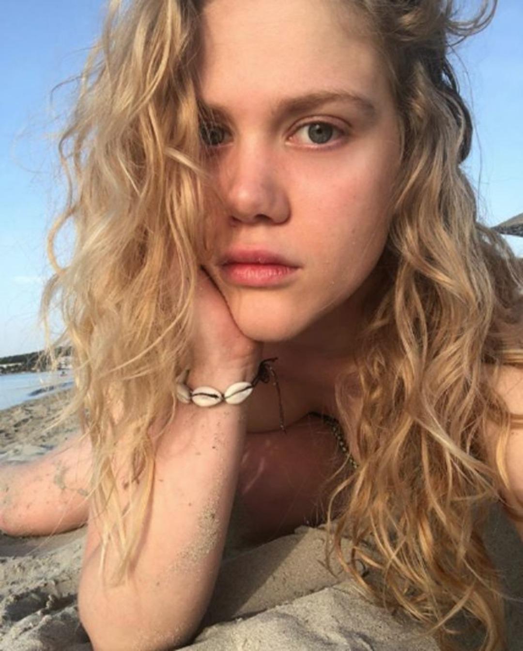 Serel Yereli yine rahat durmadı! &Ccedil;ırıl&ccedil;ıplak fotoğrafını paylaştı