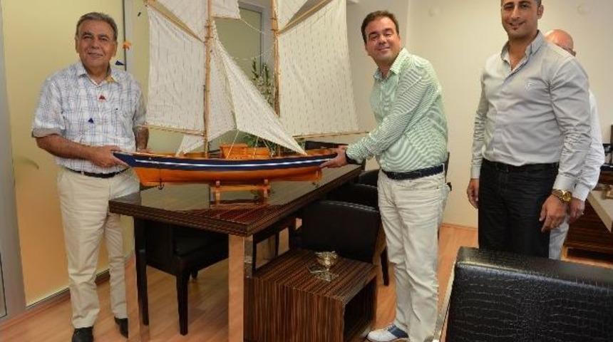 Başkan Kocaoğlu İzsiad'ı Ziyaeret Etti...