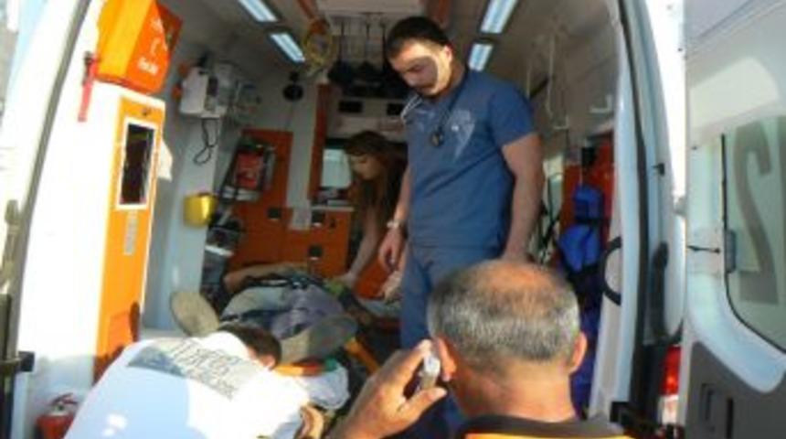 Otomobilin &Ccedil;arptığı Yol Iş&ccedil;isi Yaralandı