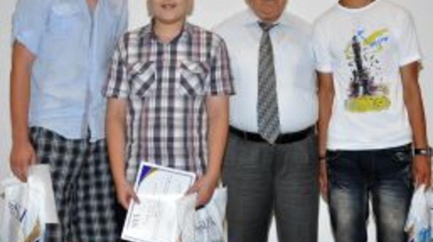 Vanlı &Ouml;ğrencilerden &Uuml;&ccedil; Dilde Kardeşlik Mesajı