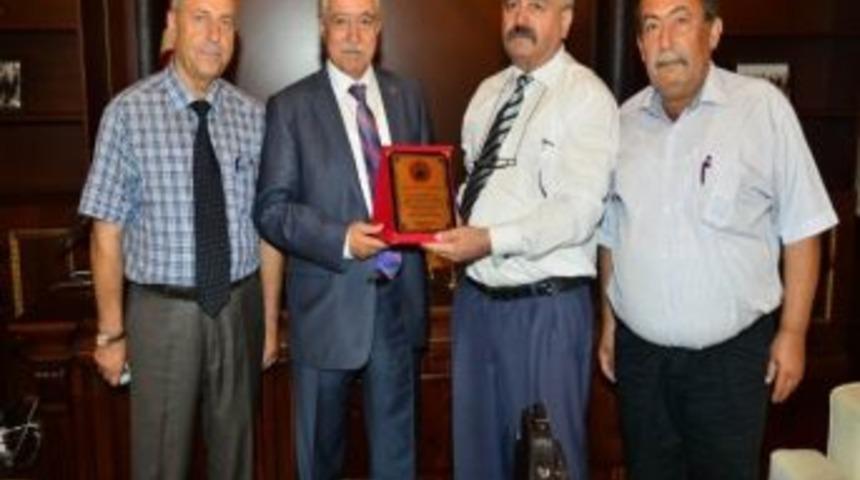 Emeklilerden Aldırmaz&rsquo;a Plaket