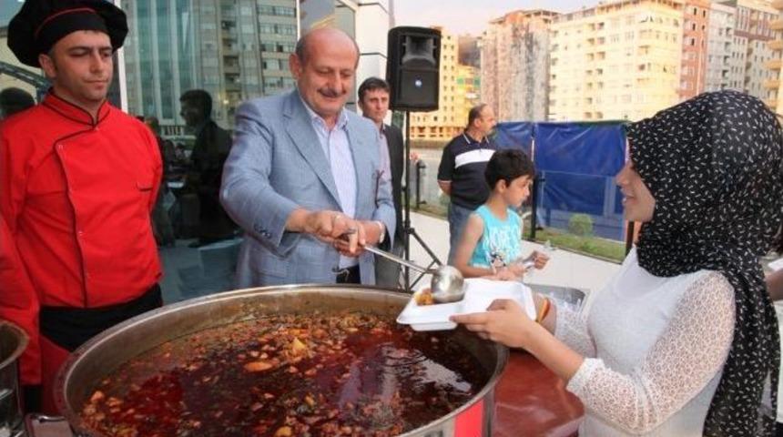 Rize Belediyesi'nden Bin 800 Kişilik İftar Sofrası