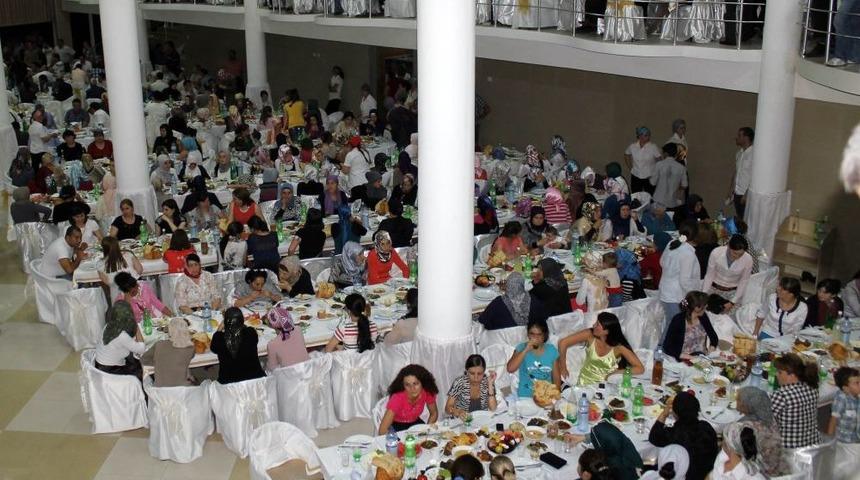 İneg&ouml;l Belediyesi Batum&rsquo;da Bin Kişilik Iftar Verdi