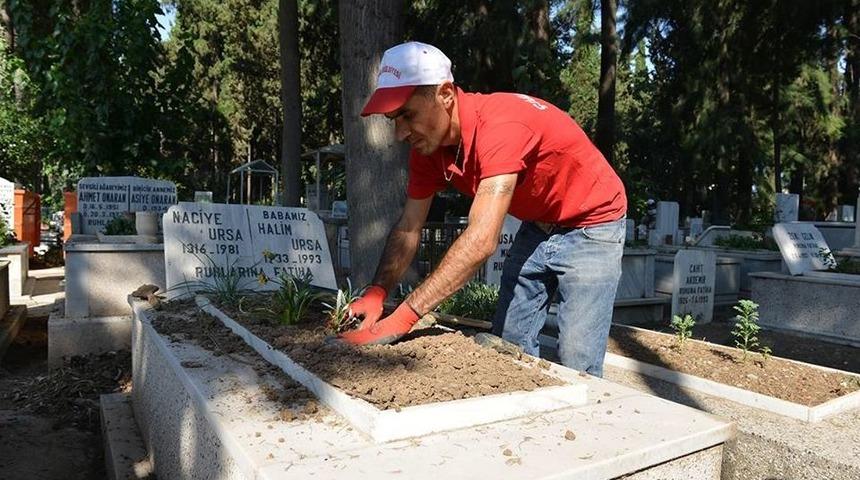 İzmir &Ccedil;iğli'deki Mezarlıklarda Ramazan Temizliği Yapıldı