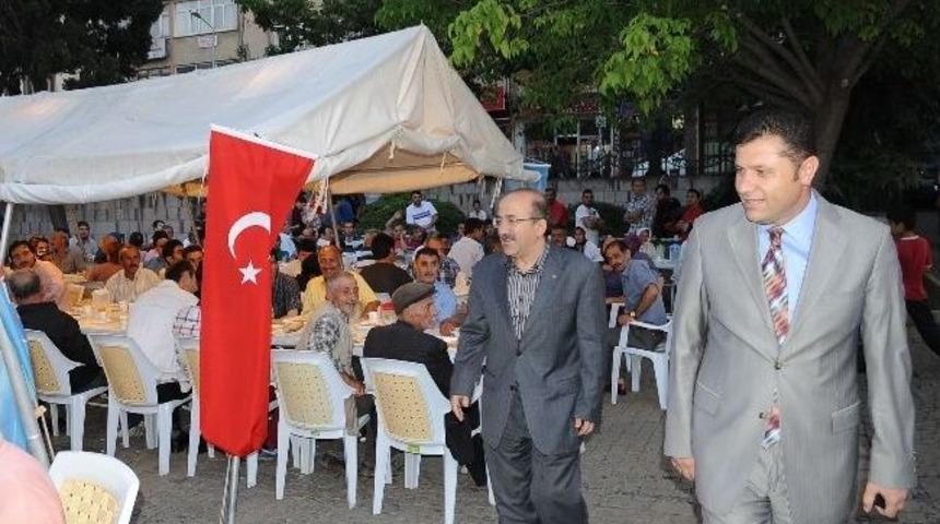 Başkan G&uuml;mr&uuml;k&ccedil;&uuml;oğlu Ramazanın İkinci G&uuml;n&uuml;nde Orucunu, Meydan&rsquo;da Kurulan İftar &Ccedil;adırında Vatandaşlarla Birlikte A&ccedil;tı