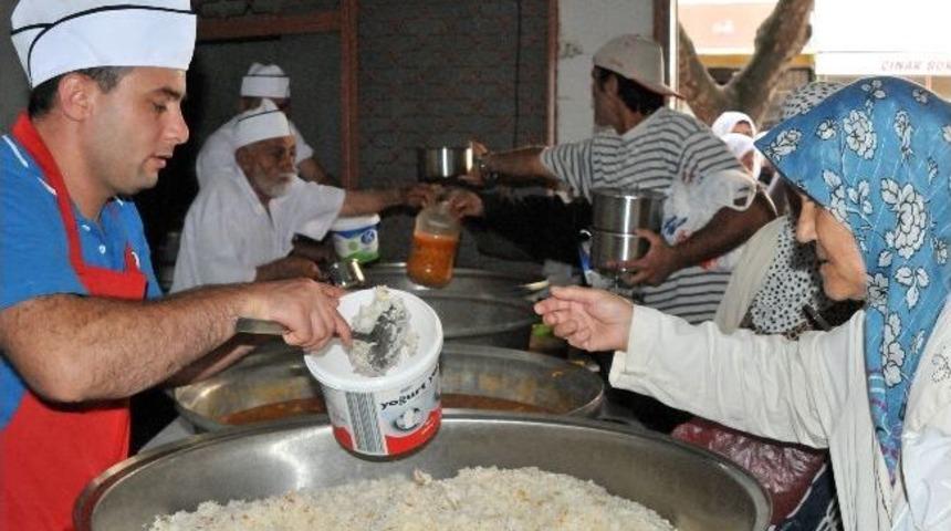 Bu Camide 23 Yıldır Her Ramazan Yemek Dağıtılıyor