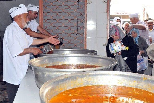 Bu Camide 23 Yıldır Her Ramazan Yemek Dağıtılıyor