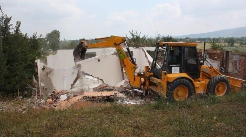 Arifiye'de Ka&ccedil;ak Yapıya Ge&ccedil;it Yok