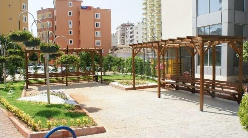 Mezitli Belediyesi'nin Yanındaki Eski Bina Yıkılarak Yeşil Alana D&ouml;n&uuml;şt&uuml;r&uuml;ld&uuml;