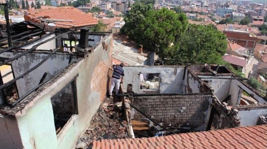 Alaşehir'de &Ccedil;ıkan Yangında &Uuml;&ccedil; Ev K&uuml;l Oldu