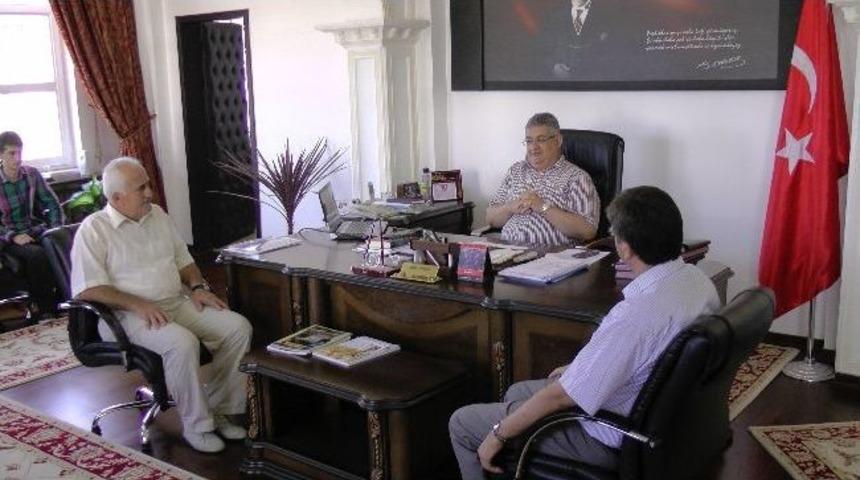 Ak&ccedil;akoca Kaymakamı Pekmez Lys Birincilerini &Ouml;d&uuml;llendirdi