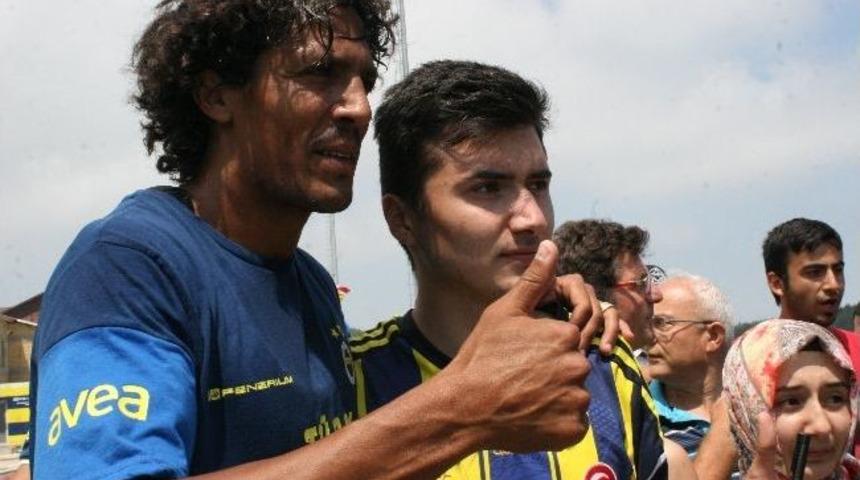 Alves Ve Kuyt'a Taraftarlardan B&uuml;y&uuml;k İlgi