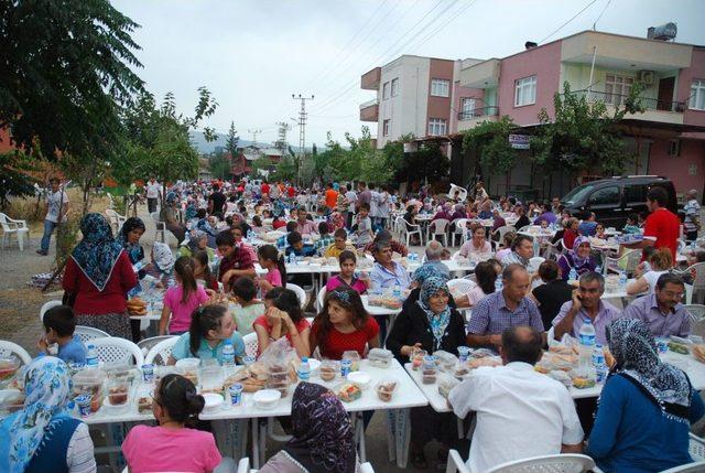 Kozan'da Türkeli Mahallesi Sakinleri Belediyenin Iftar Sofrasında Buluştu