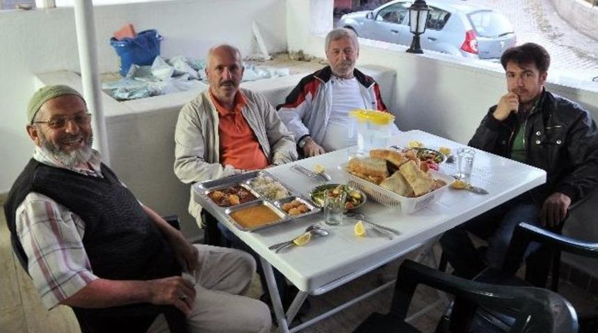 Bu K&ouml;yde 8 Yıldır Yoldan Ge&ccedil;ene &Uuml;cretsiz İftar Veriliyor
