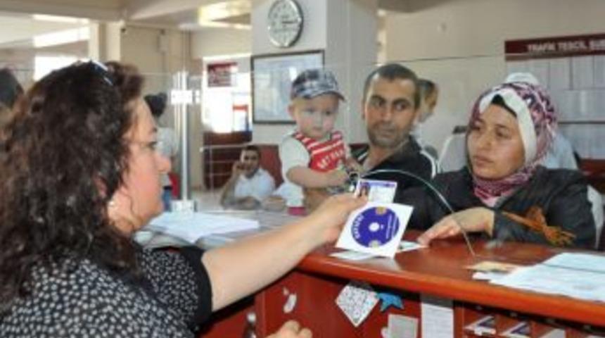 S&uuml;r&uuml;c&uuml; Belgesi Alanlara Trafik Kurallarını Anlatan DVD Dağıtılıyor